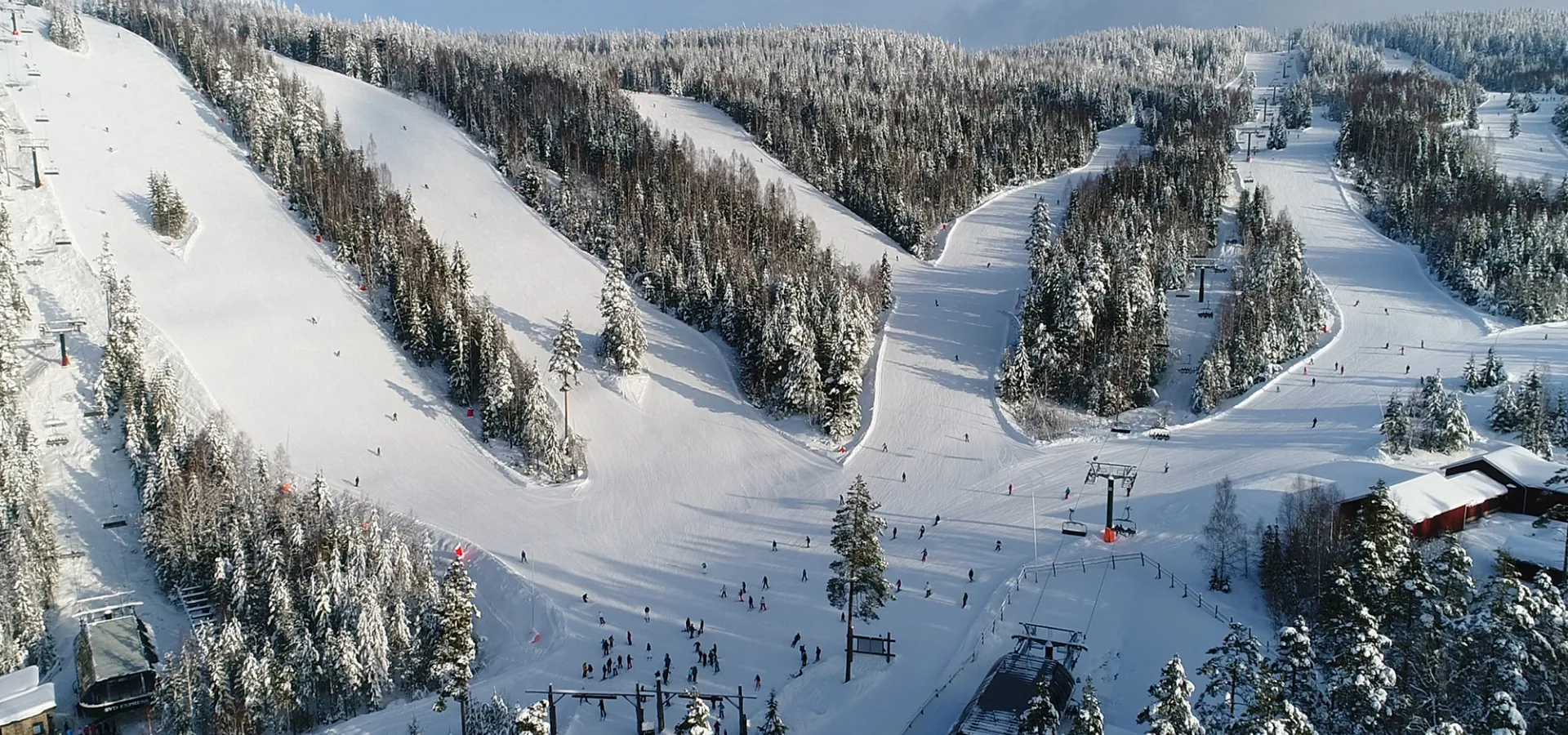 Vy från ovan över Romme Alpins skidbackar.