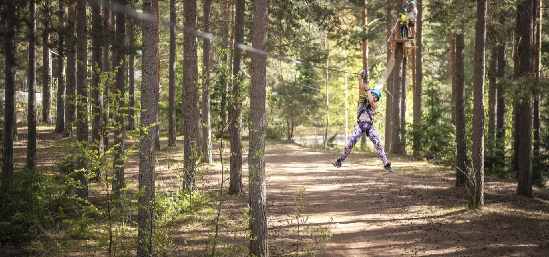 Barn som klättrar på Högt & Lågt.