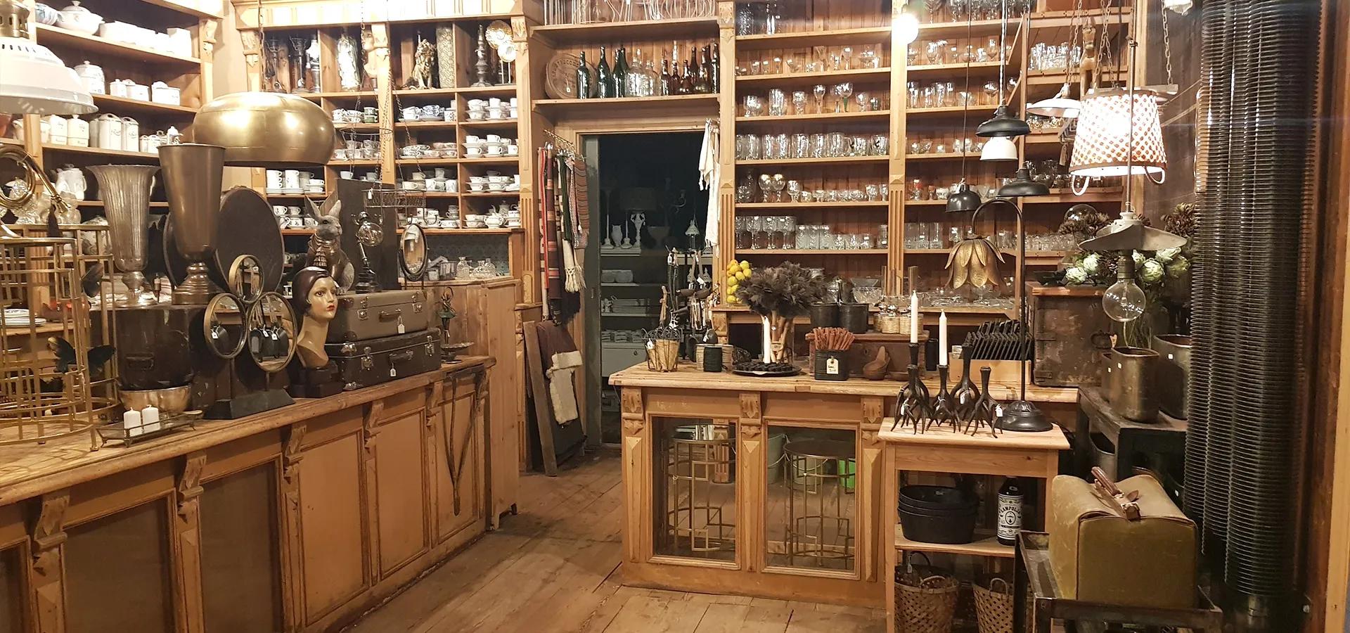 Insidan av en gammaldags lanthandel med många saker på hyllorna.