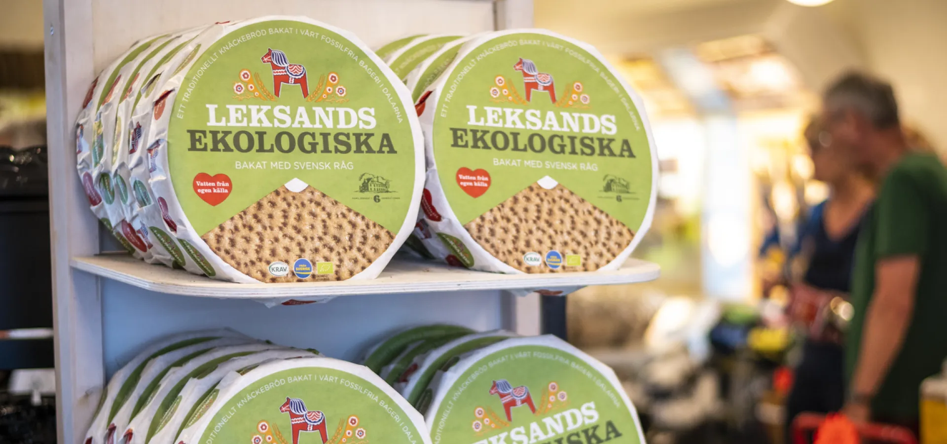 Knäckebröd från Leksandsbröd på en hylla i fabriksbutiken utanför Leksand.