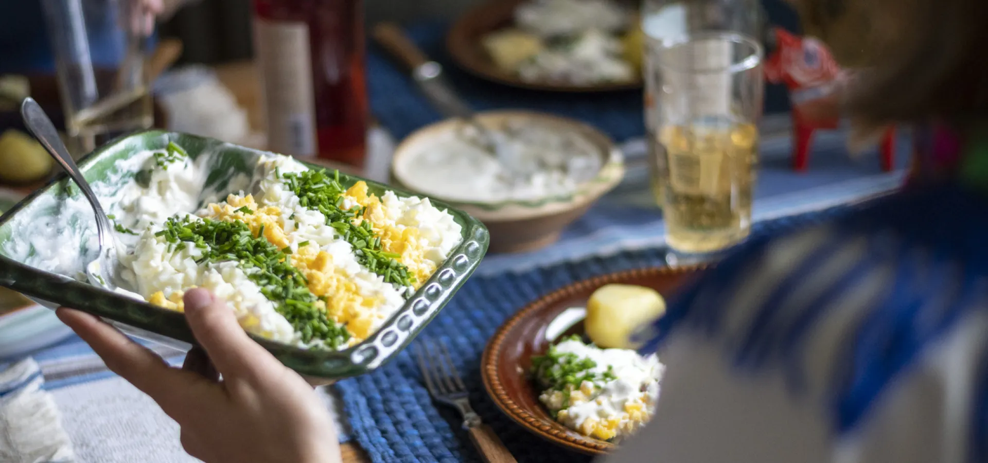 Kvinna håller i form med midsommarmat.