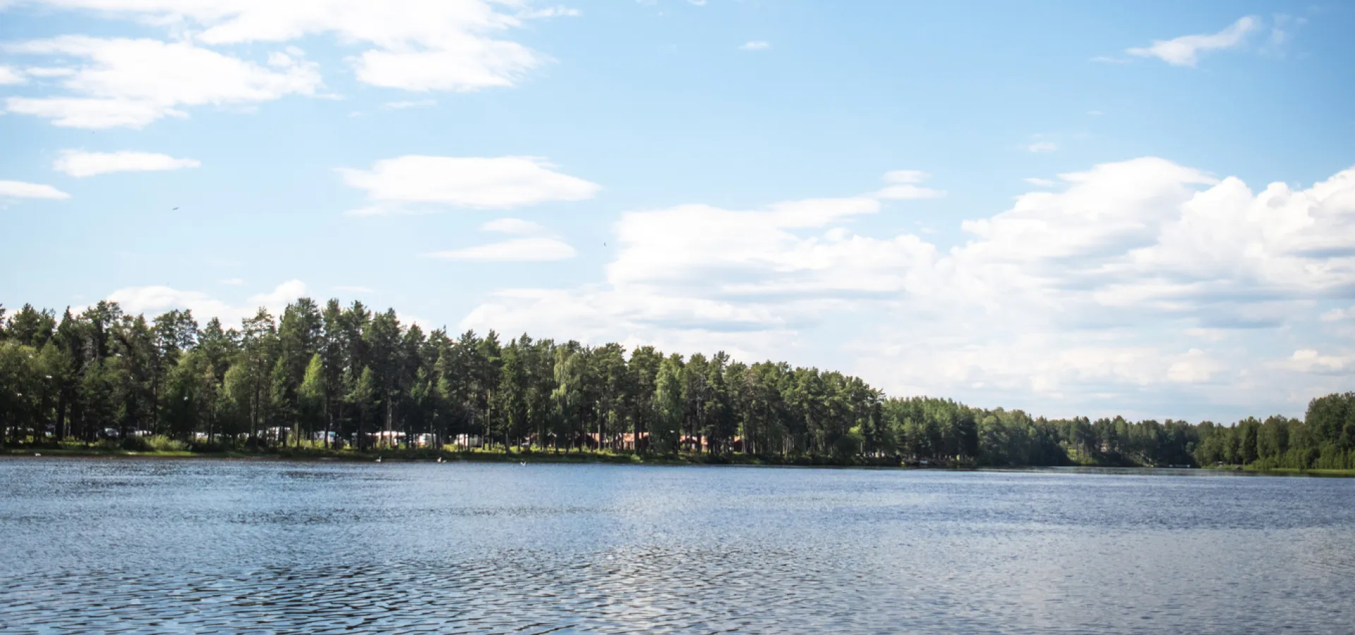 Utsikt över sjö från Mora Parken.