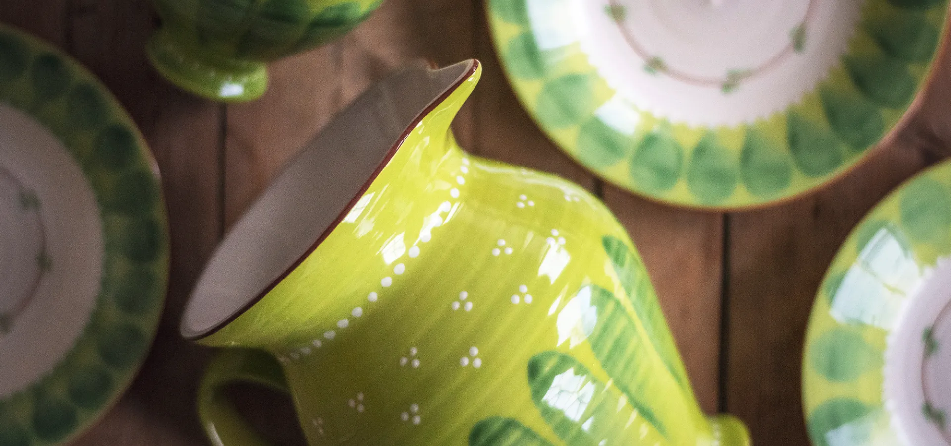 Grön keramik, en kanna och några fat från Nittsjö Keramik.