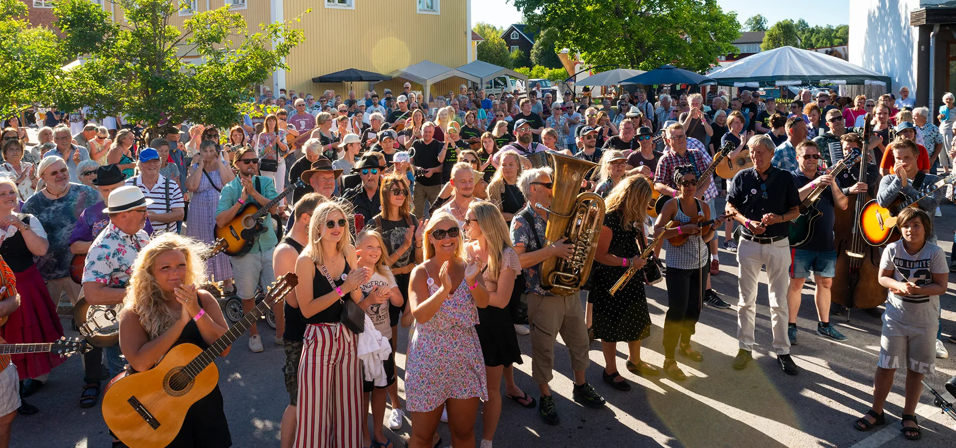 En stor grupp människor på ett torg framför en scen.