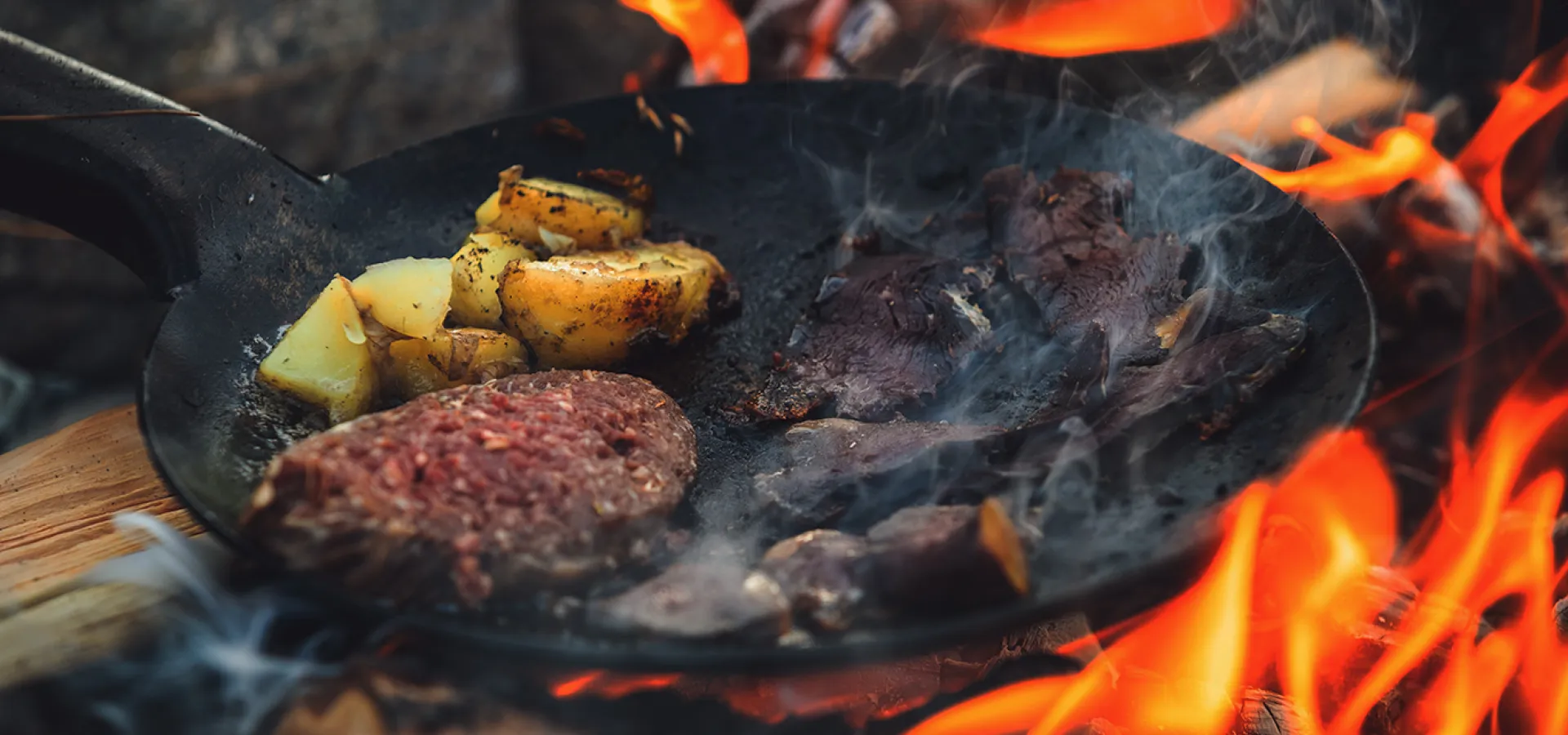 Renkött tillagas över öppen eld.
