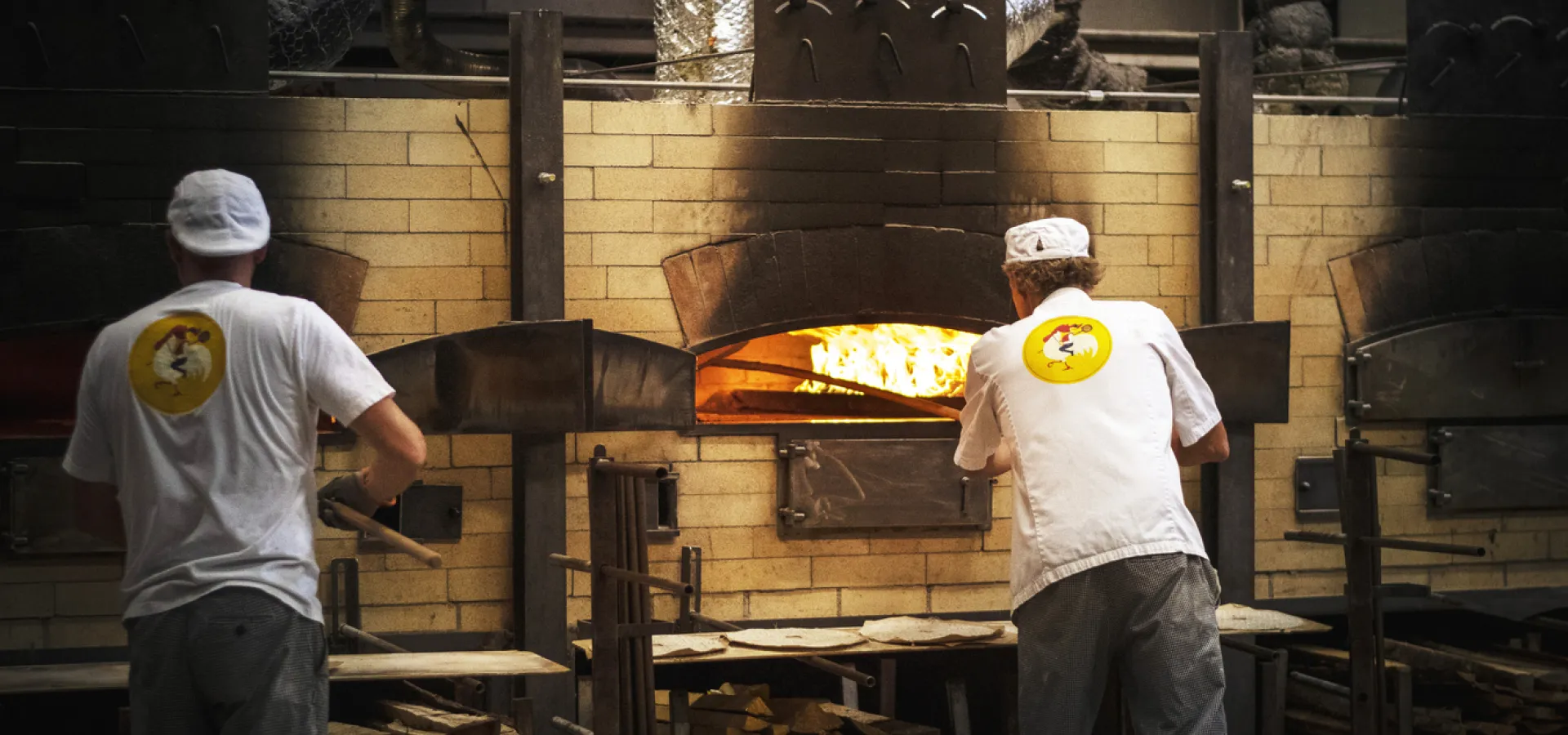 Brödbakare vid en ugn.