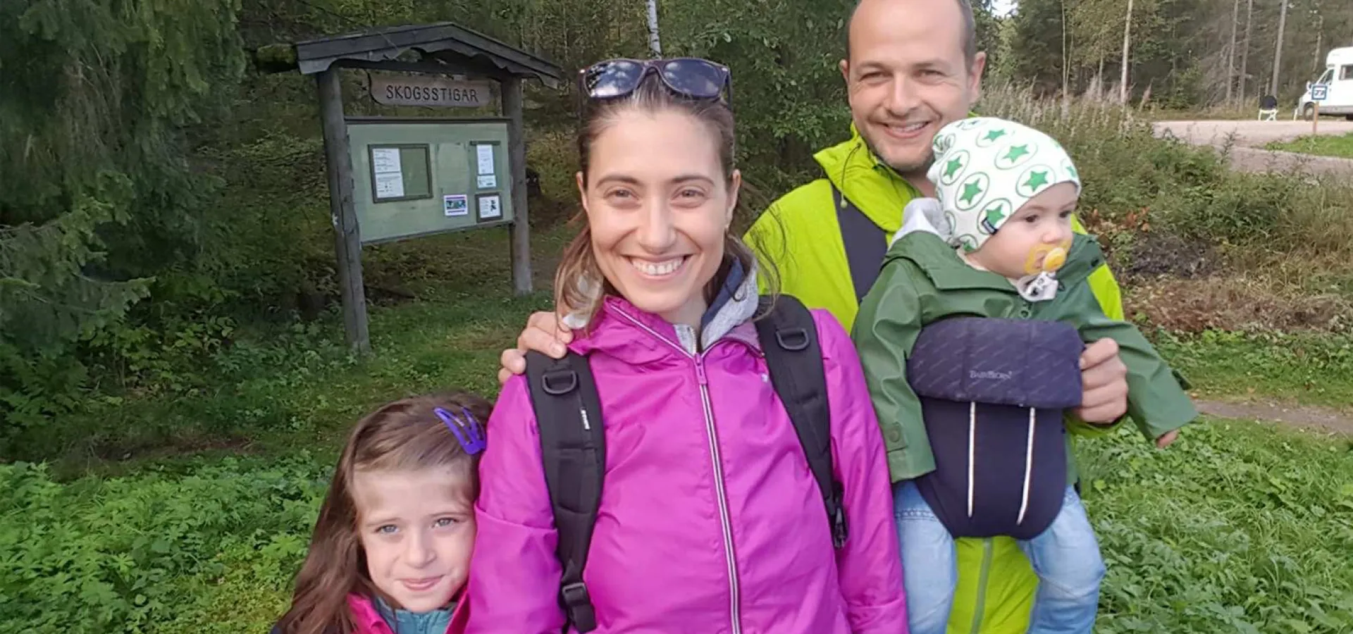 Sofia och Georgios med sina två barn.