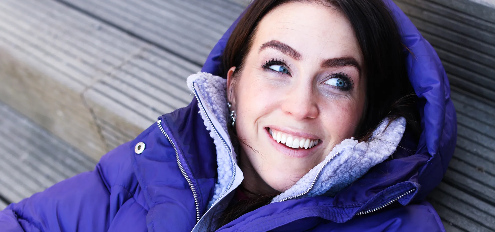 Närbild av Sofia Ståhl iklädd blå dunjacka.