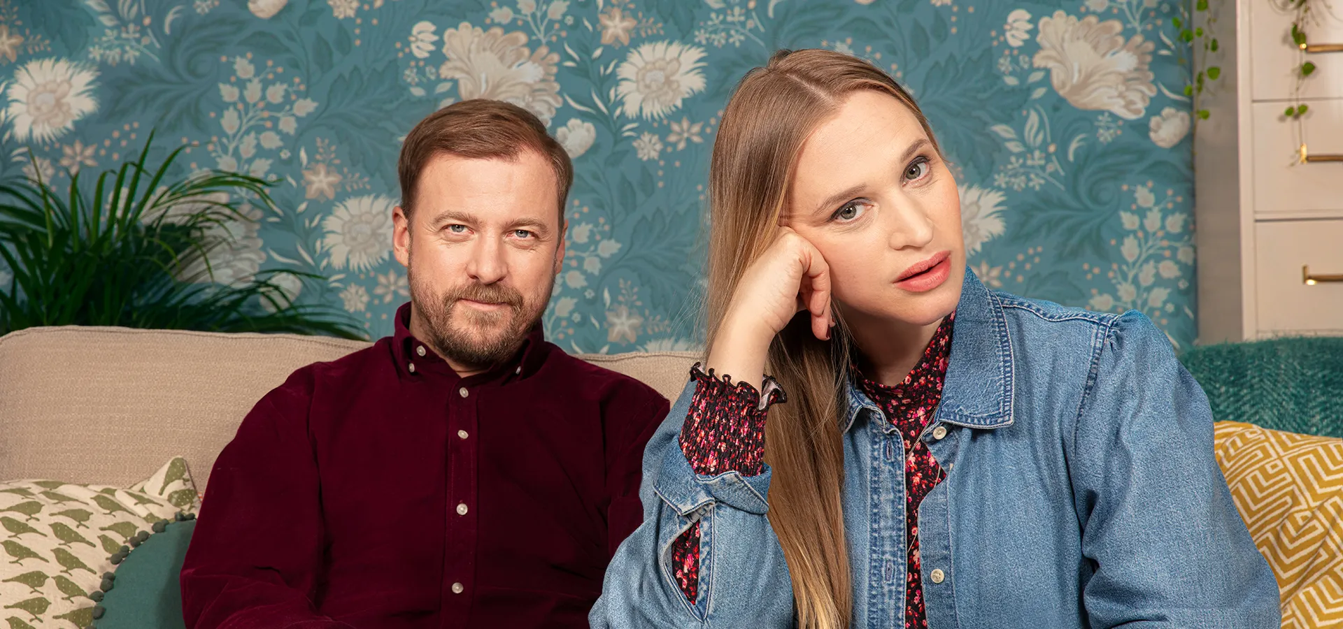 Erik Johansson och Vera Vitali sitter i en soffa.