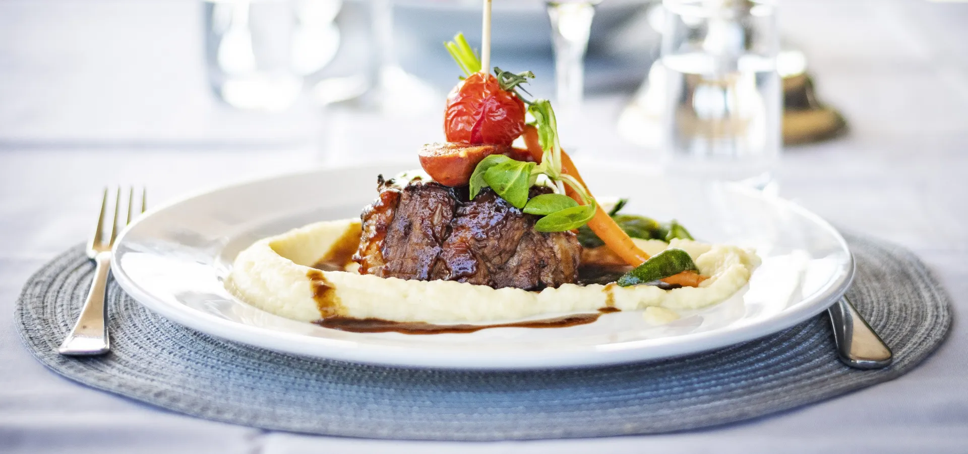 Mat som är uppdukat på ett bord.