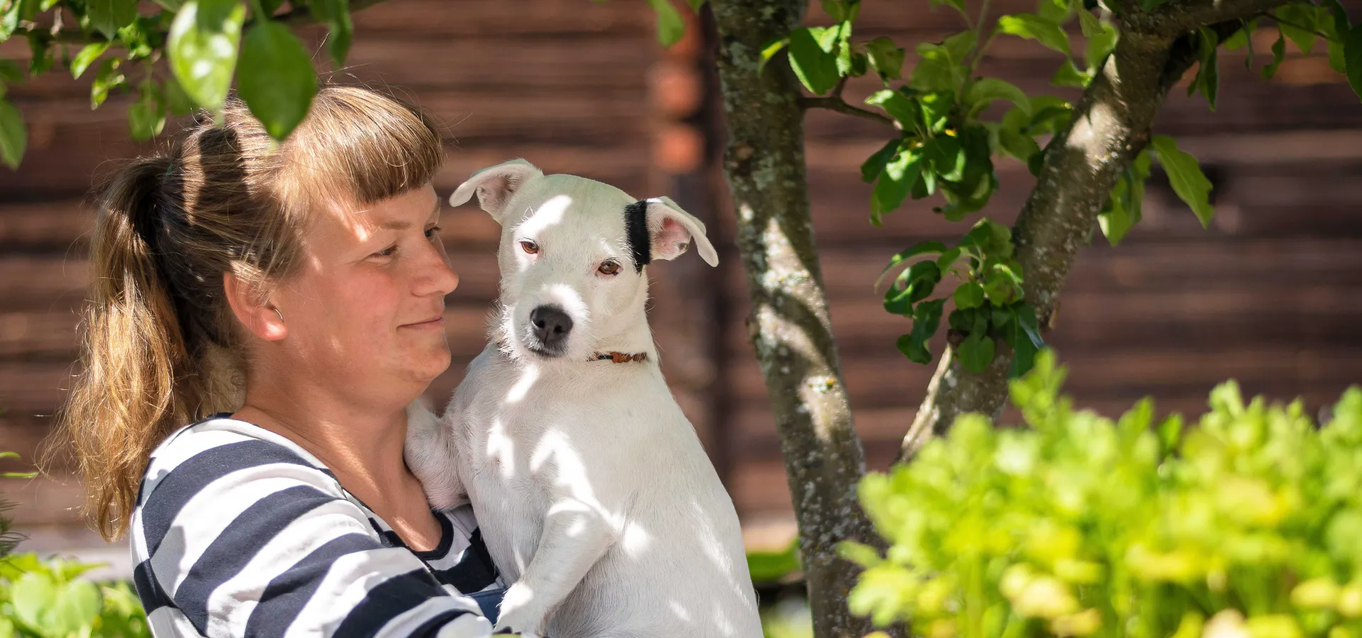 Sara May Kahls med sin hund Bananen.