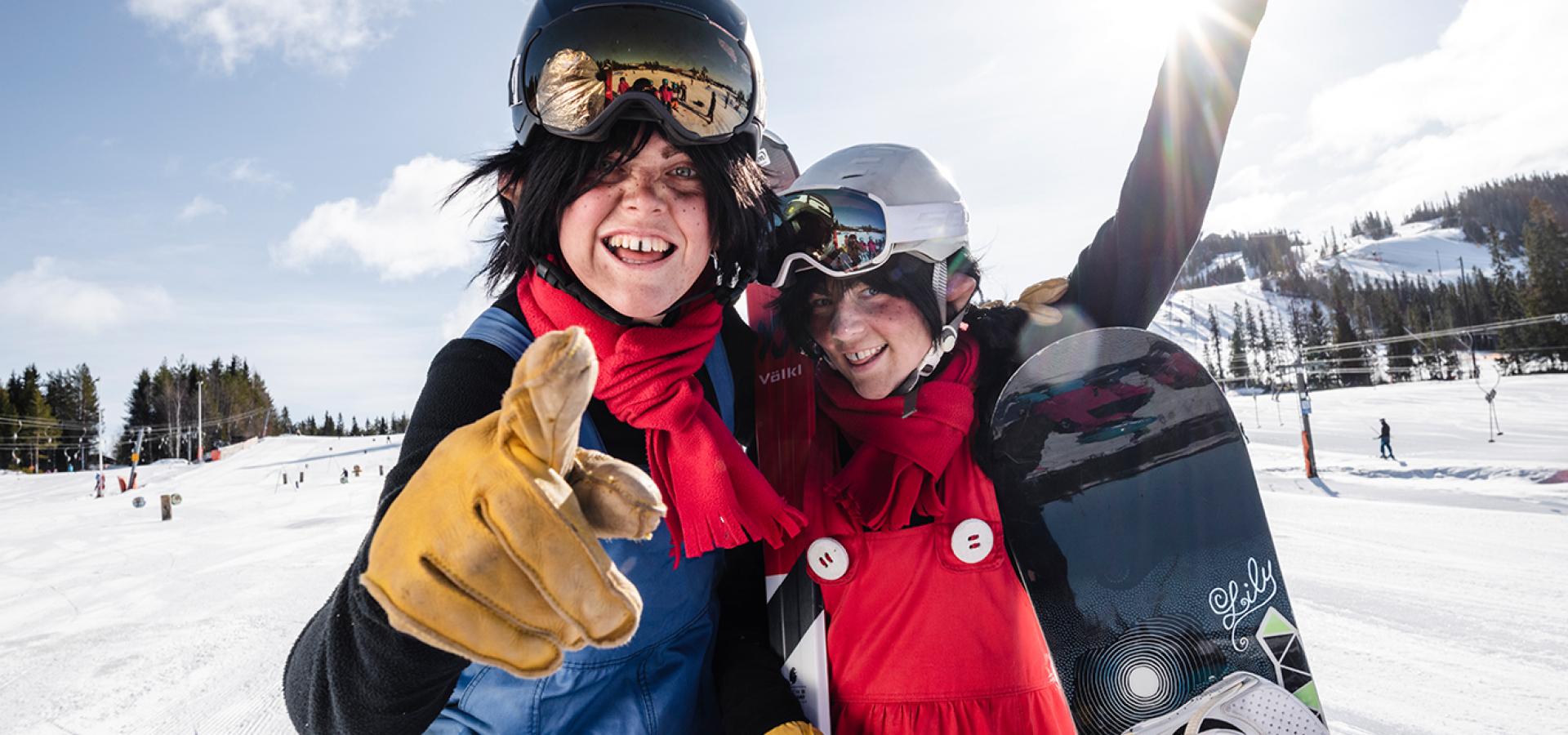Trollen Trolla och Trolla med skidglasögon i slalombacken.