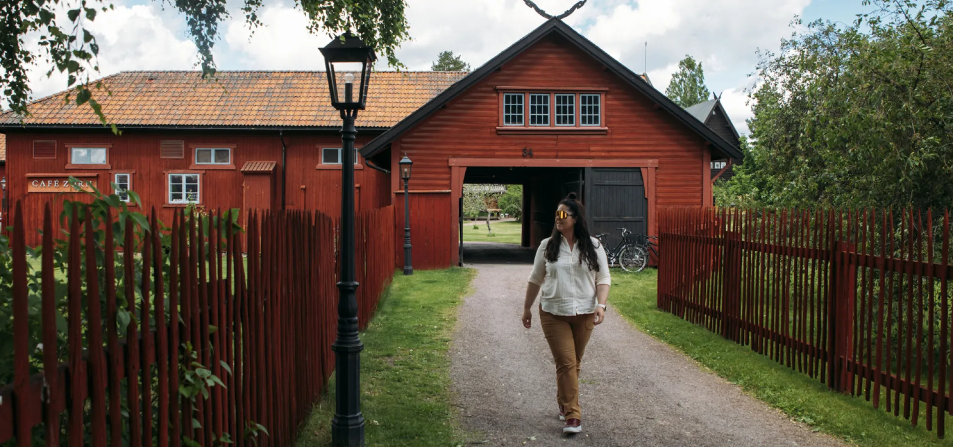 Sara Rönne gåendes utanför Zorns kafé.