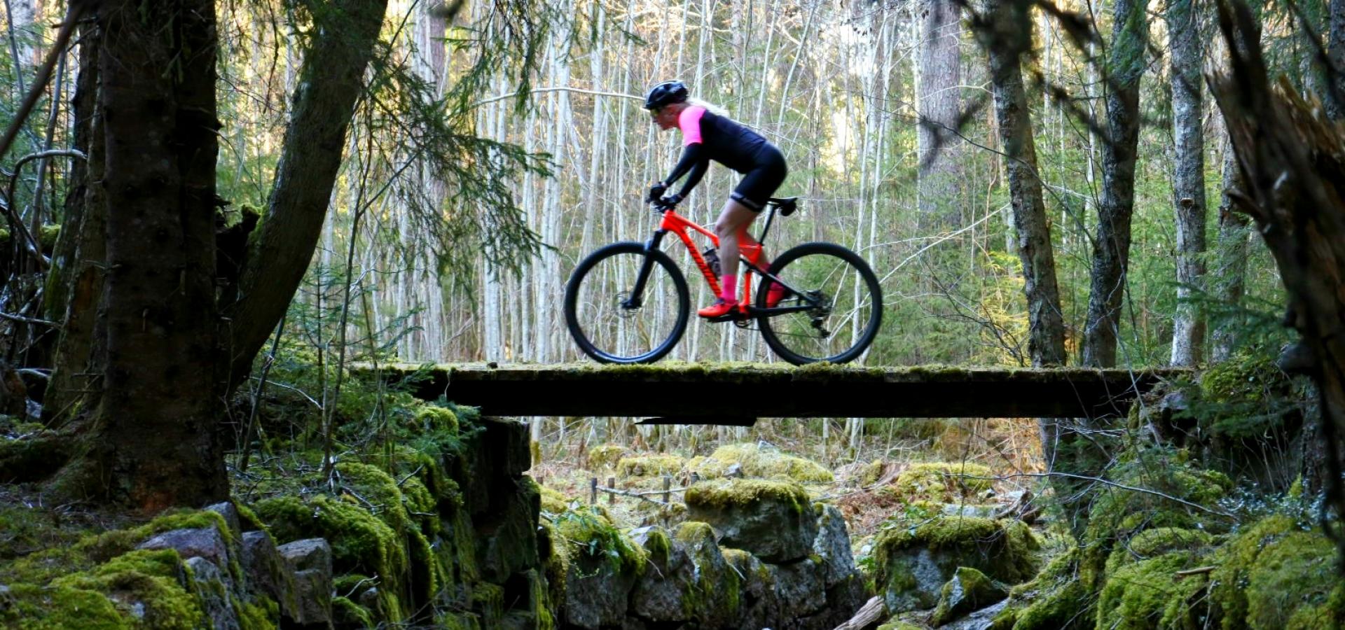 Emma Graaf cyklar i skogen.
