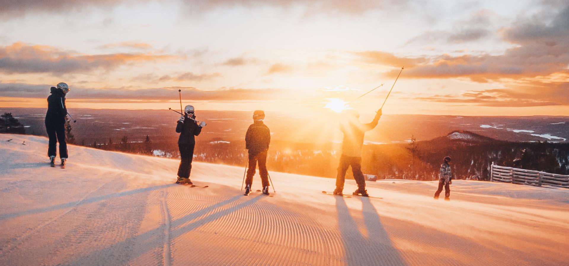 Slalomåkare på toppen av Idre Fjäll i solnedgången.