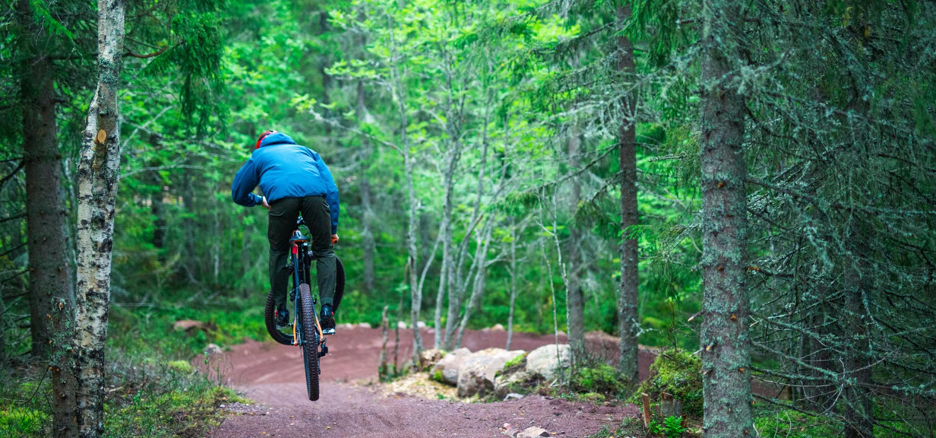 Cyklist i skogen i Orsa Grönklitt.