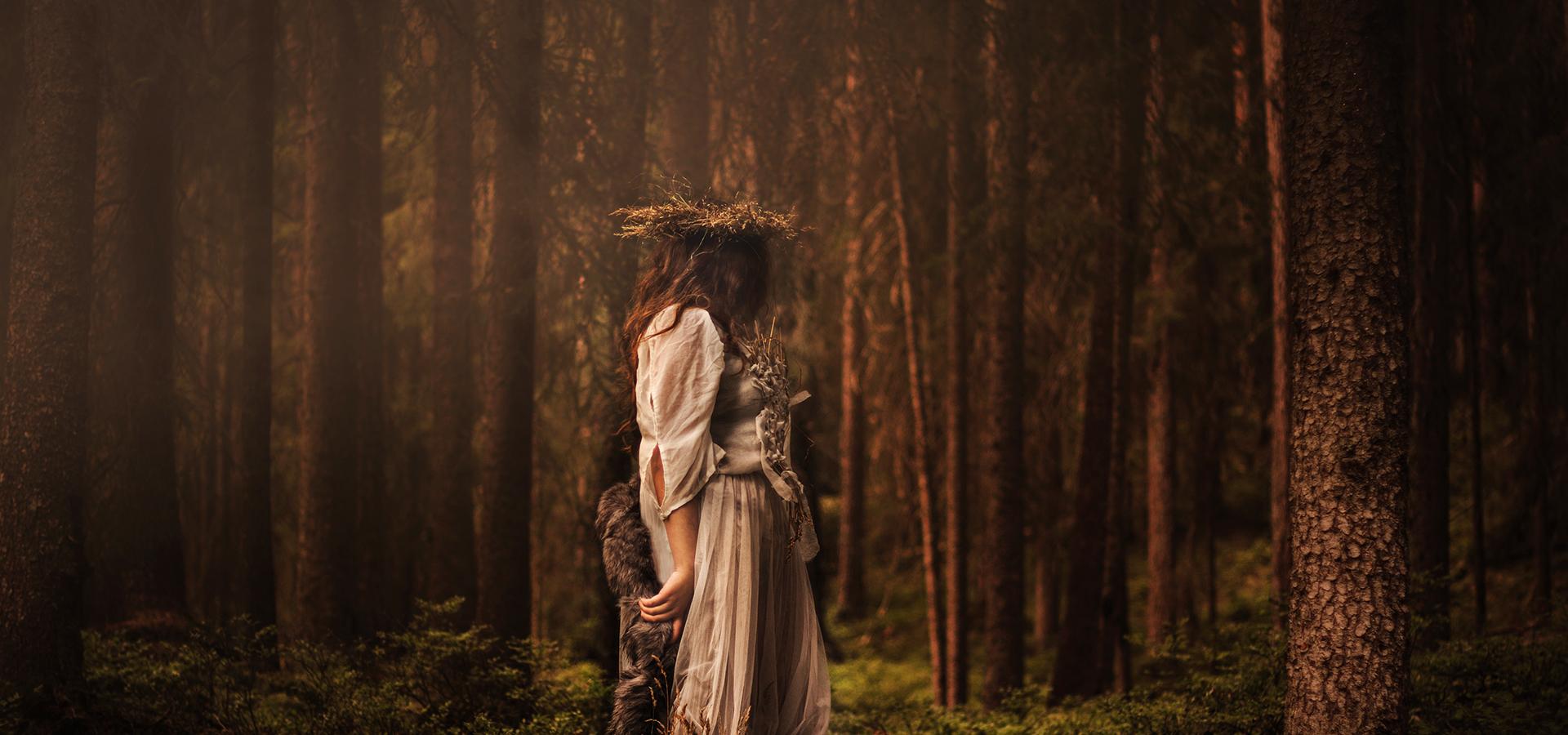 Trolsk bild av en kvinna som går i skogen.