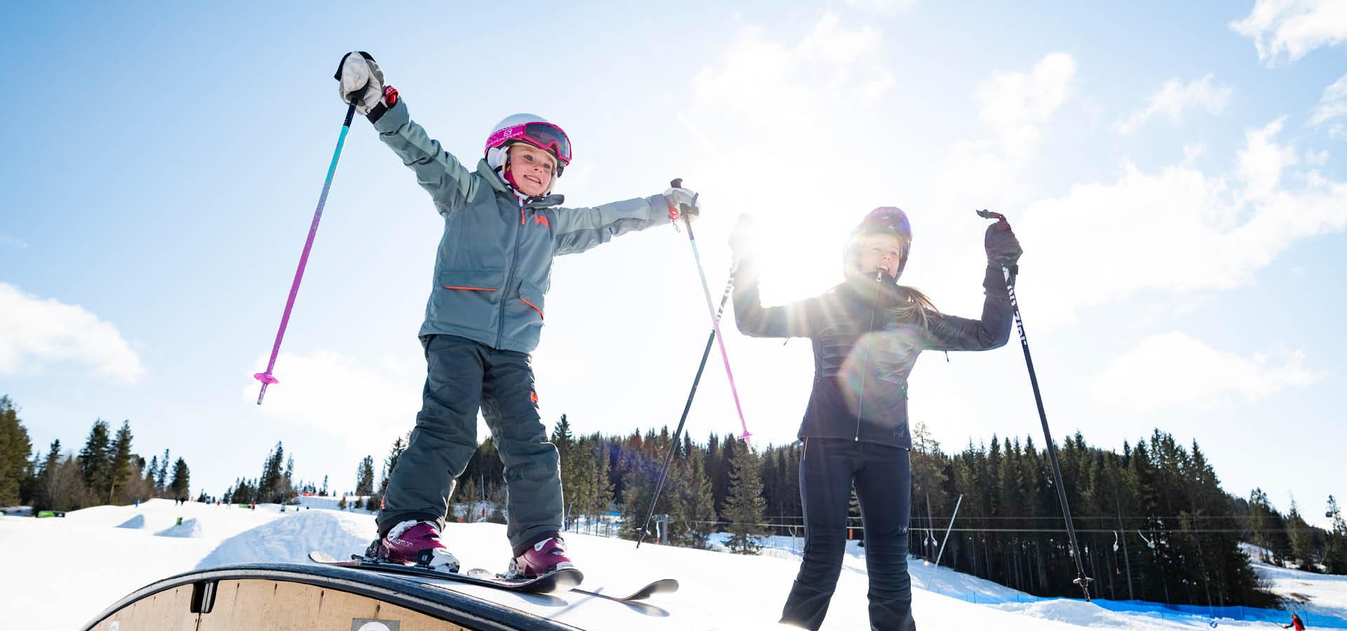 Barn åker skidor på Kläppen.