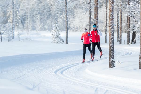 Två personer åker längdskidor i Dalarna.