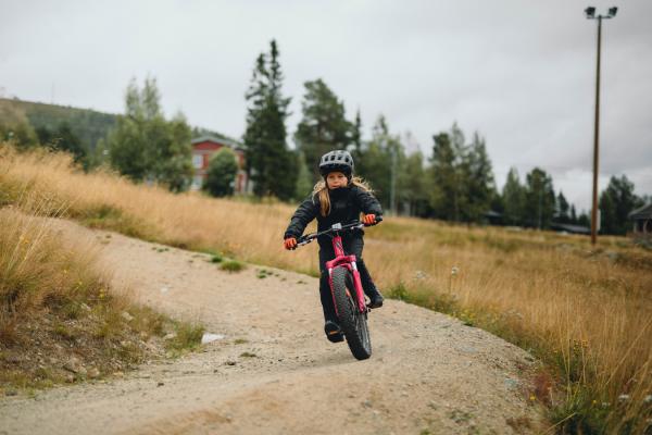 Barn cyklar på fjället i Idre Fjäll.