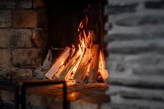 Eld som sprakar i en öppenspis.