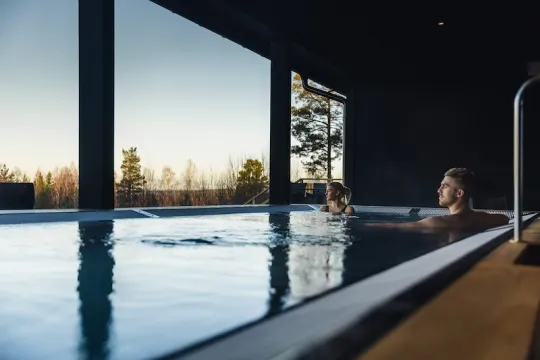 Två personer i pool.