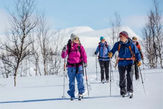 Par som går på turskidor.