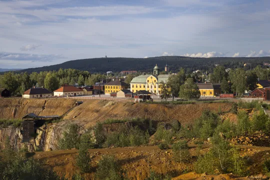 Falu Gruva med Stora Stöten i förgrunden och i bakgrunden den gula byggnaden med museet.