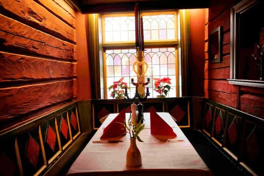 Uppdukat bord i restaurang.