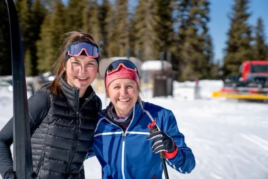 Två tjejer i skidspåret.