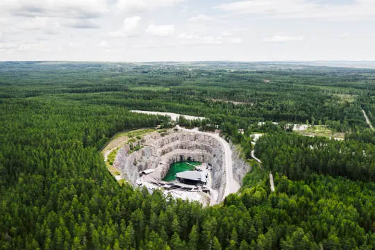 Flygbild över kalkbrottet och arenan Dalhalla.