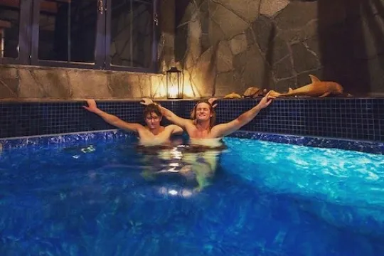 Två personer i en pool.