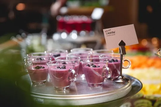 Smoothies på en bricka