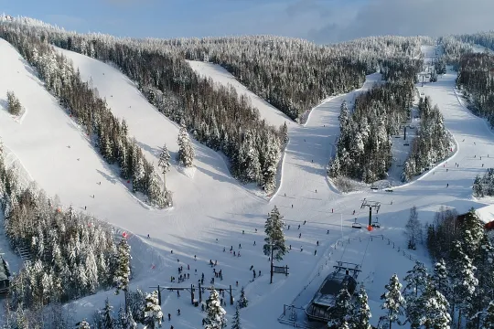 Vy från ovan över Romme Alpins skidbackar.