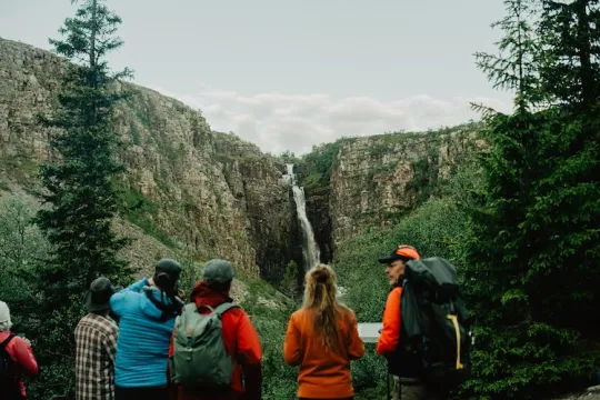 Personer vid ett vattenfall.