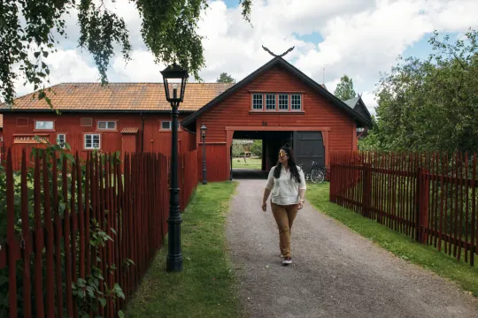 Sara Rönne gåendes utanför Zorns kafé.