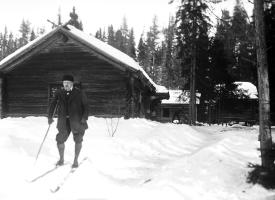 Konstnären Anders Zorn på skidor.