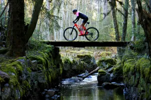 Emma Graaf cyklar i skogen.
