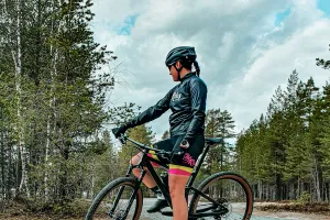 Matilda Rälg på cykel.