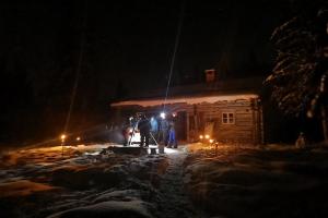 Mörk vinterkväll vid stugan Björnholmssätern.
