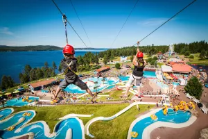 Två barn som åker linbana på Leksand Sommarland.