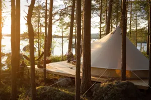 Glampingtält vid Korså Forest Camp utanför Falun.