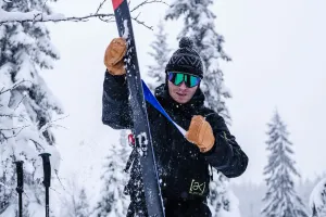 Skidåkare drar av stighudarna från sina skidor.