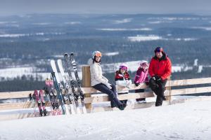 Familjen Reinholds åker skidor på Kläppen i Sälen.