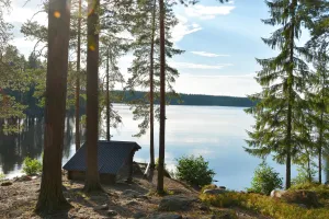 Slogbod vid en sjö.
