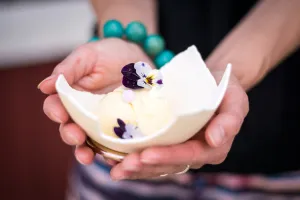 Glass som serveras på skal från strutsägg.