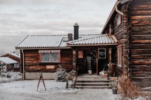Falurött timrat hus på julmarknad i Tällberg.