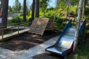 Hinderbanor och lekstationer i Mörksuggeparken i Rättvik.