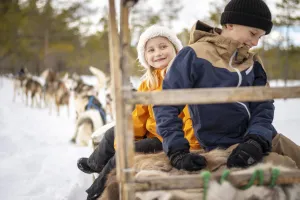 Två barn åker hundspann.