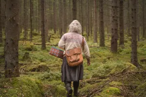 Elle vandrar i skogen.